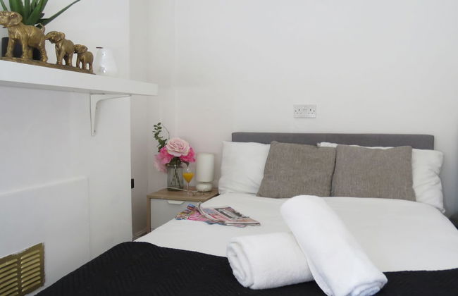 Tudors eSuites Coventry Townhouse Private Garden Free Parking - Foto 3