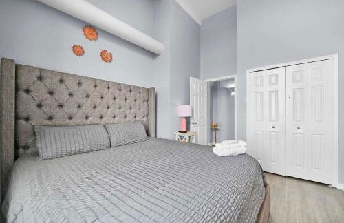 Pink playhouse sq near Progressive field & CSU - Photo 20