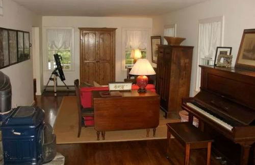 Secluded Cottage Rental with a Heated Pool in Red Hook for Family Getaways in New York State - Photo 6