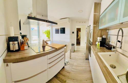 Chalet Familiar Jardín a 15 min centro y Warner - Foto 2