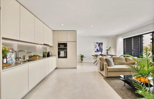 2-Bedroom Beachside Apartment with Pool & Parking - Foto 2