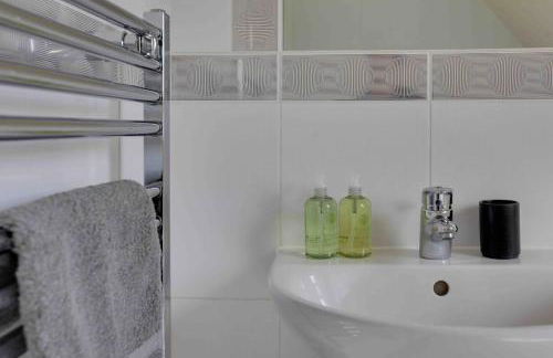 Elizabeth II Five Bedroom Spacious Home - Foto 19