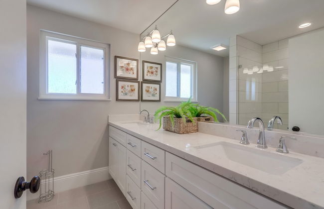 Gorgeous Upgraded 5 Bedroom & 3 Bath Home with pool - Photo 31