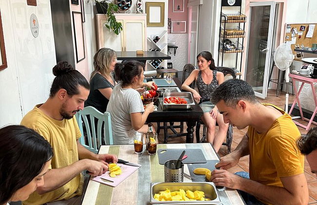 Cours de cuisine de tapas espagnoles avec musique live à la guitare - Photo 3
