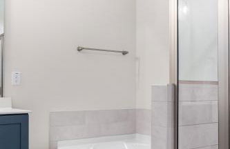 Family-Friendly 4BR with Fenced Yard & Parking - Foto 37