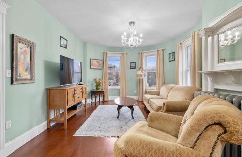 Bright & Spacious 3BR, Mins from Downtown, Easy to Gillette, Parking - Foto 1