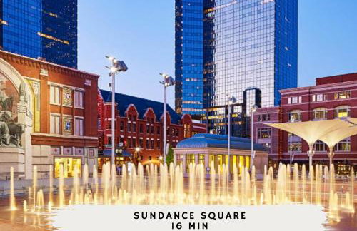 Modern Comforts & Classic Charm w Pool 5BD - Foto 46