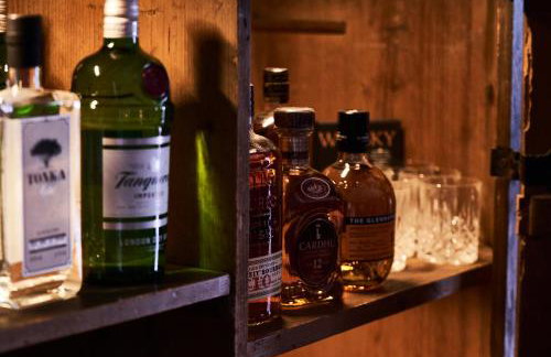 GUT KLETKAMP "Penthouse im Schloss" - Premium-Ferienwohnung mit 5 Schlafzimmern auf 400qm I Kamin I 2 Wohnzimmer I Garten & Terrasse I Wald- und Seeblick I Profi-Küche I 15 Min zur Ostsee I Parkplätze I WLAN - Foto 29