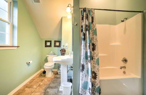 Hot Tub and Wooded Views Lakefront Blue Eye Cottage - Foto 13