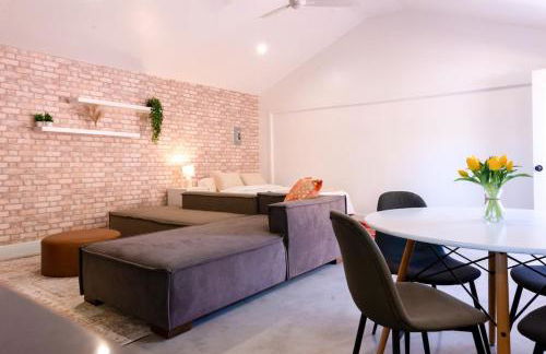 Modern Private Guesthouse with Parking, Yard, and Washer Dryer - Foto 16