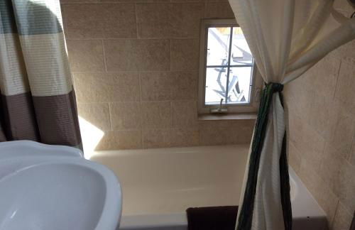 Charming Studio Apartment in the Heart of Golden - Photo 7