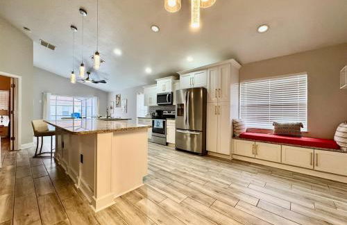 Modern 4BR 2BA with pool in gated community - Foto 30