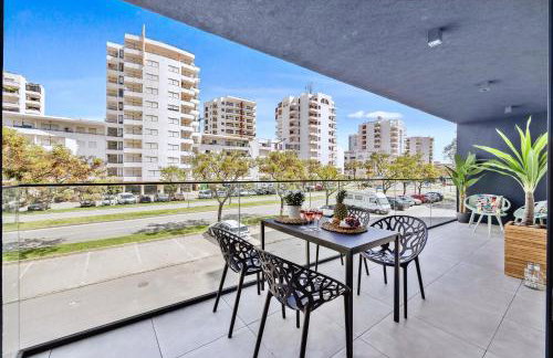2-Bedroom Beachside Apartment with Pool & Parking - Foto 21