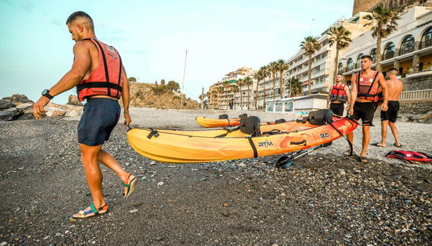 Kayaks con los que exploraremos Almuñécar