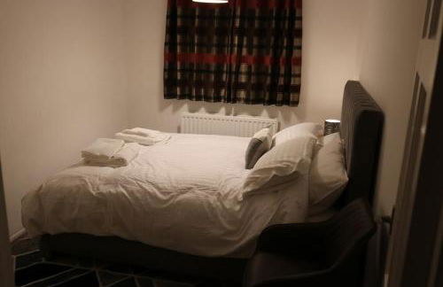 Entire -4 Bedrooms Detached House with Driveway - Foto 11