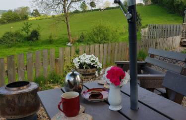 Cozy Cabin Retreat - Sleeps 2 & a Child - Foto 15