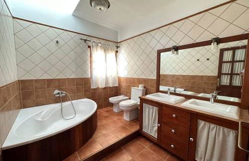 Private villa with pool in the mountains - Photo 12