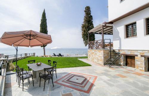 Mermaid Beachfront Villa - Photo 11