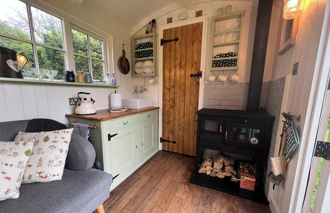 1 Bed Glamping Hut - Firepit, Fireplace, Views - Photo 5