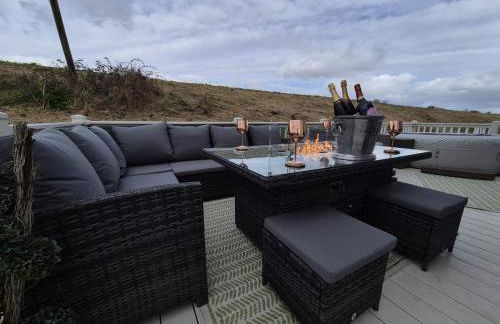 The Blue Lagoon 2 bedroom lodge with hot tub - Foto 25