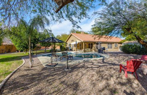 Luxe Desert-Chic 3BR with Heated Pool, Spa, and Grill - Foto 50