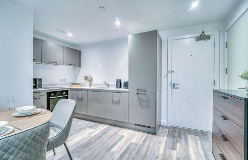 2-BR Near Salford Royal - City & Town Centre View - 1 Minute to Train & Tram Station - Sleeps 6 - Foto 18