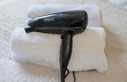 City Centre Apartment with Free Parking, Balcony, Super-Fast Wifi and Smart TV with Netflix by Yoko Property - Photo 9