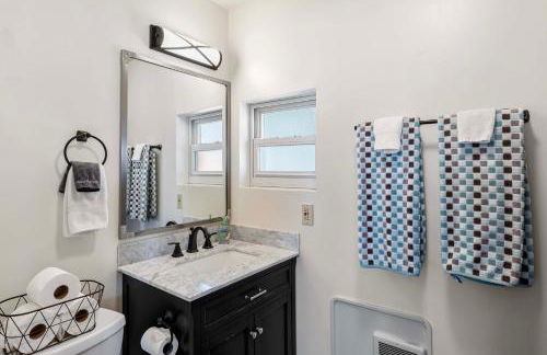 Lakefront Washington Home with Private Pool and Sauna - Foto 12