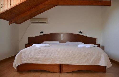 Red Rose Garden - Photo 2