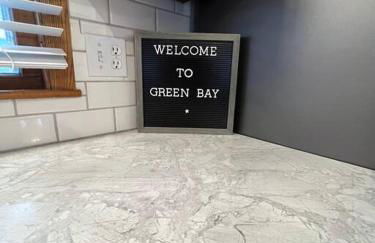 Curly's Quarters (4 Bedroom Home) w/ Lambeau view - Foto 5