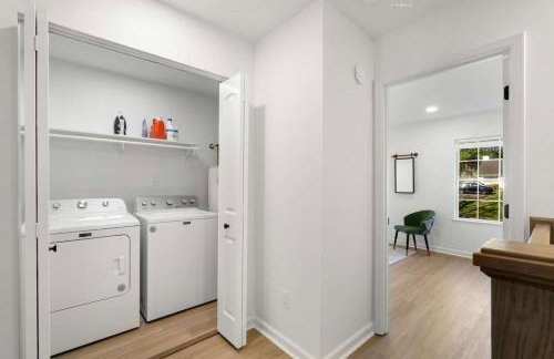 Stroll to Downtown Alpharetta AND Avalon Shops - Foto 17