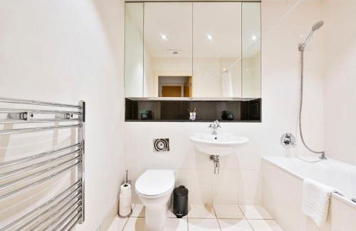 Bright Riverside 2 Bed Haven with Balcony - Modern Comfort in Battersea - Foto 17