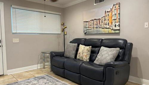 Two bedroom apt with desk washer dryer & pool - Foto 2