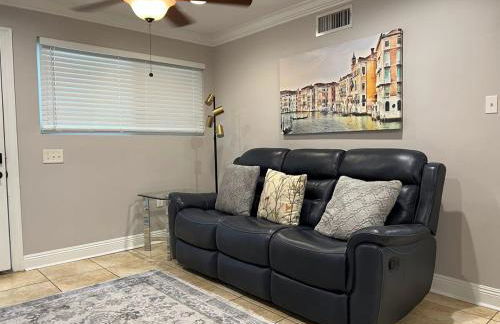 Two bedroom apt with desk washer dryer & pool - Foto 2