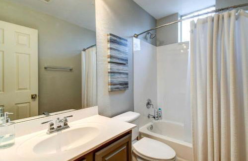 Luxe Couples Retreat with Pool and Outdoor Kitchen! - Foto 47