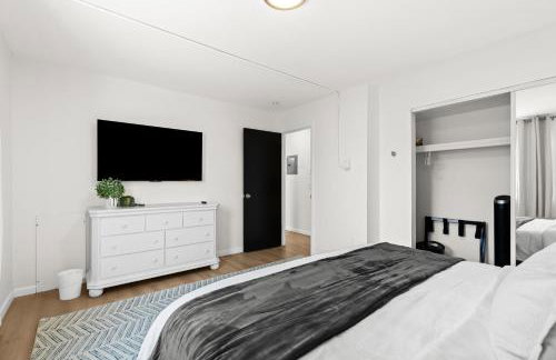 Stylish 1BR Upper Flat in the Heart of Royal Oak - Photo 12