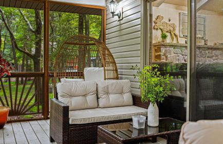 Frolic on Fern by Avantstay Enclosed Deck w/ Forest Views, Bar - Foto 20