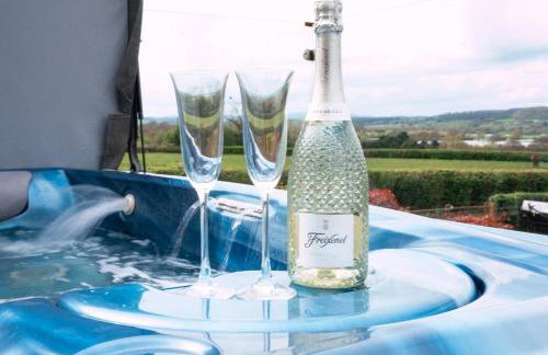 Dog-Friendly Country Home, Woodburner, Private Fields & Hot Tub! - Photo 1