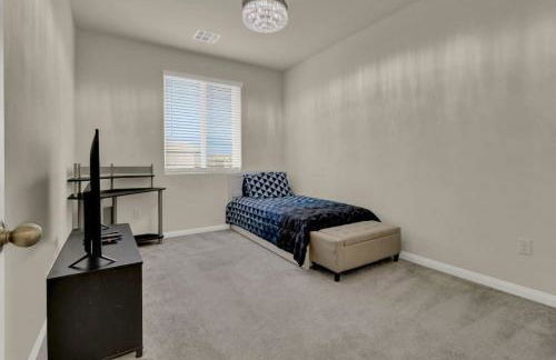 Serenity Retreat: 3BR, Heated Pool, Parking - Foto 19