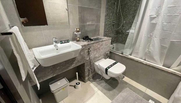 OYO HOME 1384 Luxrious 1 BHK With Balcon - Foto 5, Baño