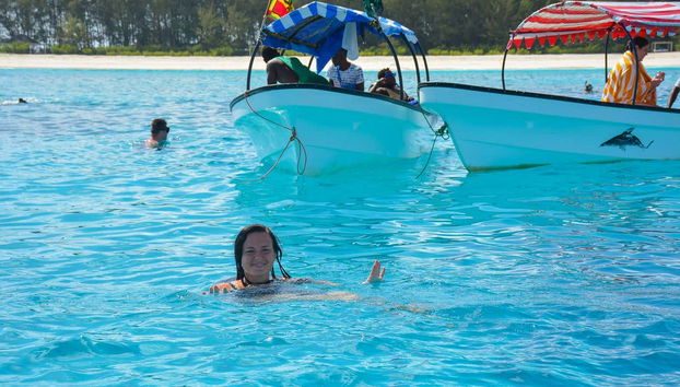 Desfrutando de um banho nas águas do atol