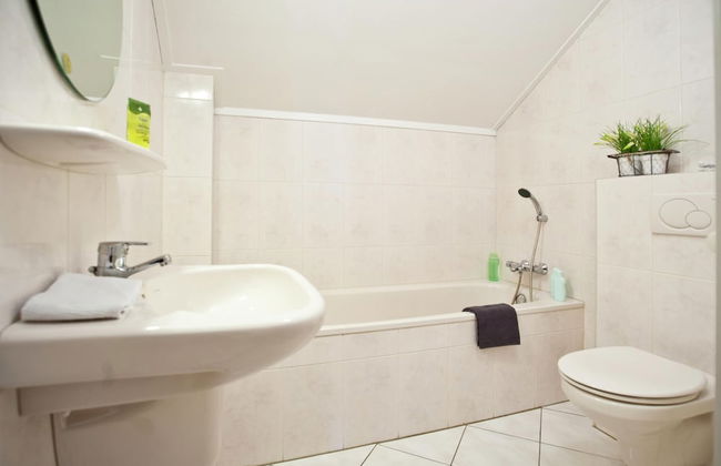 Pet-friendly Getaway - Photo 7