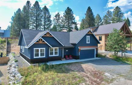 New Mountain Bluebird - walk to lake, golf, and town - game rm - family friendly - sleeps 14 - Photo 35