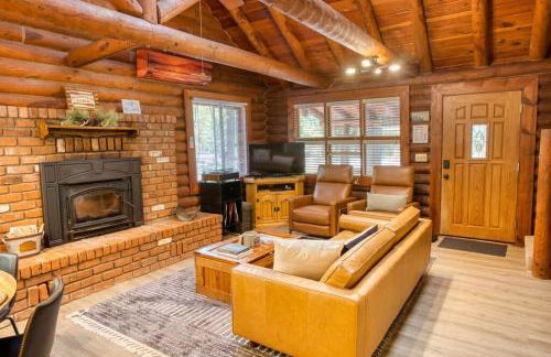 Charming Log Cabin in Tall Pines with Fire Pit Near Trails & Lake - Foto 1
