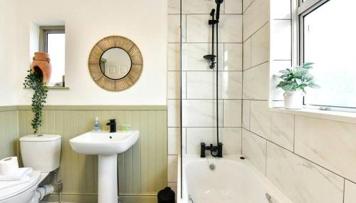 Stylish 3 Bed Home with Parking! - Photo 3