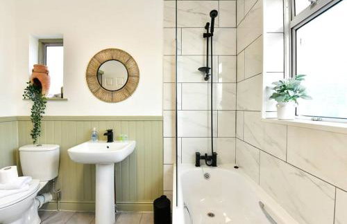 Stylish 3 Bed Home with Parking! - Photo 3