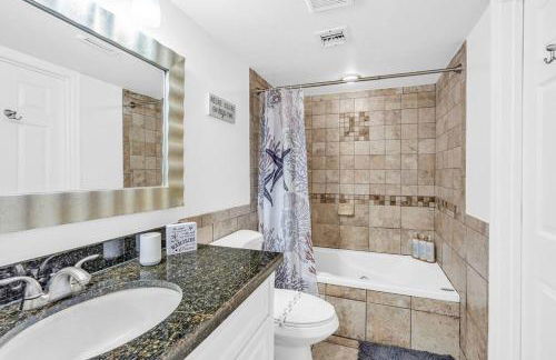 Bright 2BR Condo with Breathtaking Ocean View - Foto 15