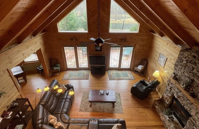 Deluxe log cabin! Pet and motorcycle friendly - enjoy nature with family and friends! 3 Bedroom Cabin by RedAwning - Foto 20