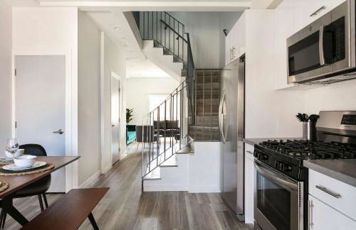 Experience Luxury 4BR Townhouse Sleeps 8 with Parking - Foto 7