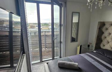 Executive E15 Apartment - Skyline Terrace & Free Private Parking - 5-min Walk to Abba Arena - Foto 42